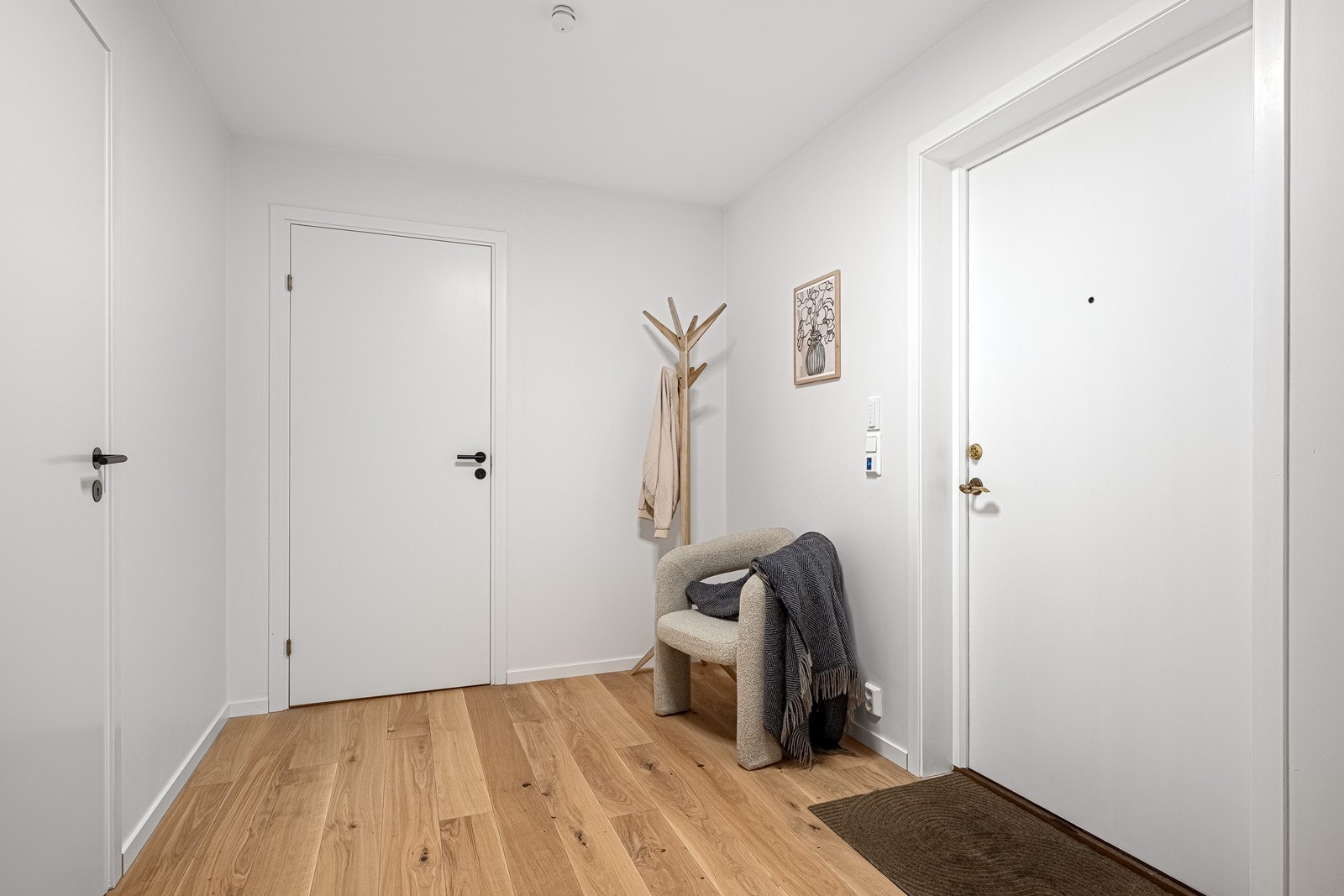 Fra svalgangen kommer du inn i en lys og innbydende entré Galleribilde