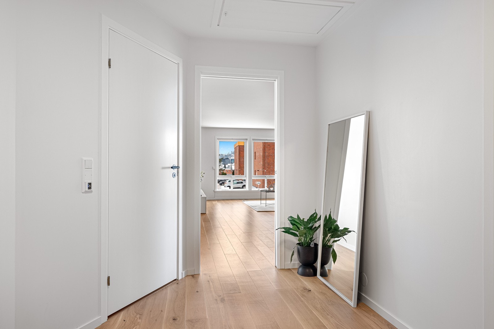 God plass til både stumtjener, skap og kommode. Adkomst til loftluke Galleribilde