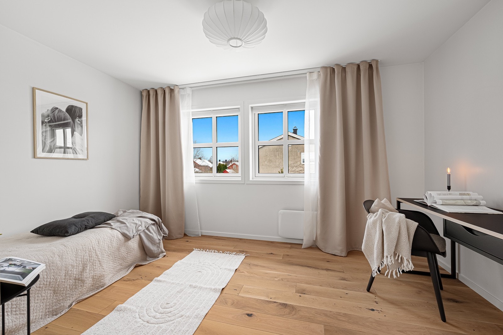 Soverom 2 er lyst og fint med usjenert utsikt. Passer fint som barnerom, gjesterom eller kontor Galleribilde