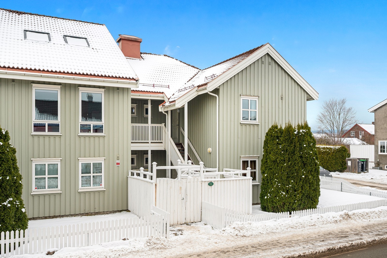 Leiligheten ligger i 2. etasje på høyre side. Hyggelig adkomst via skjermende port, utvendig trapp og svalgang Galleribilde