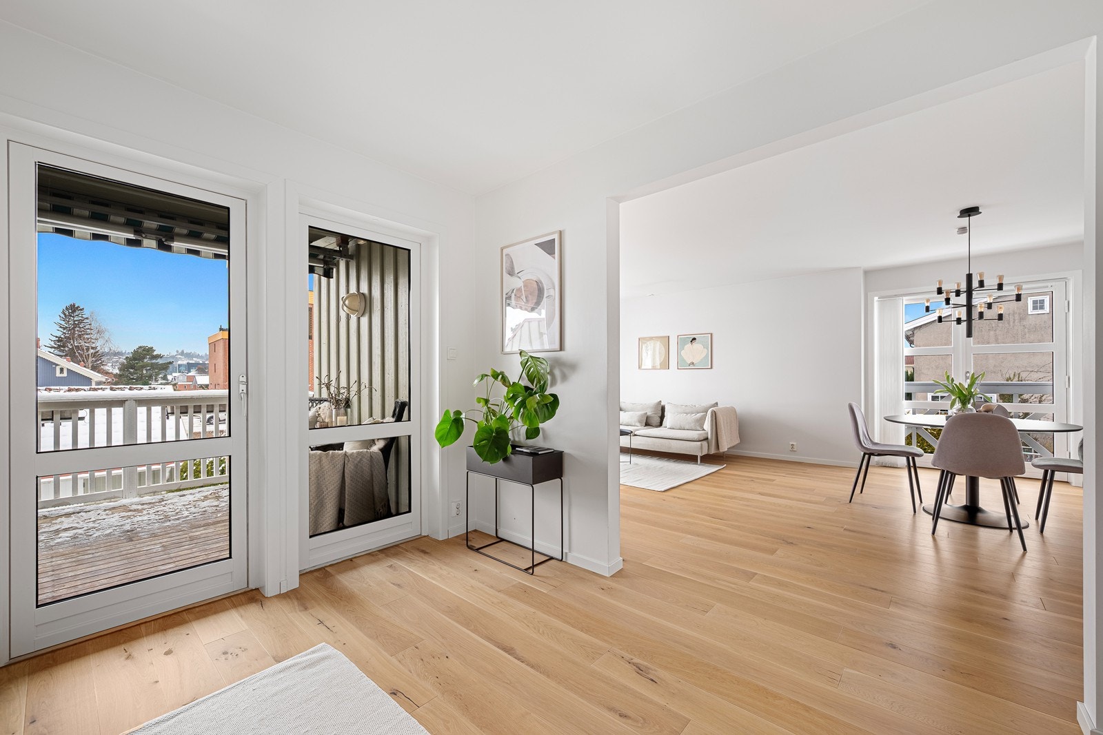 Direkte utgang til vestvendt, usjenert og solrik balkong Galleribilde