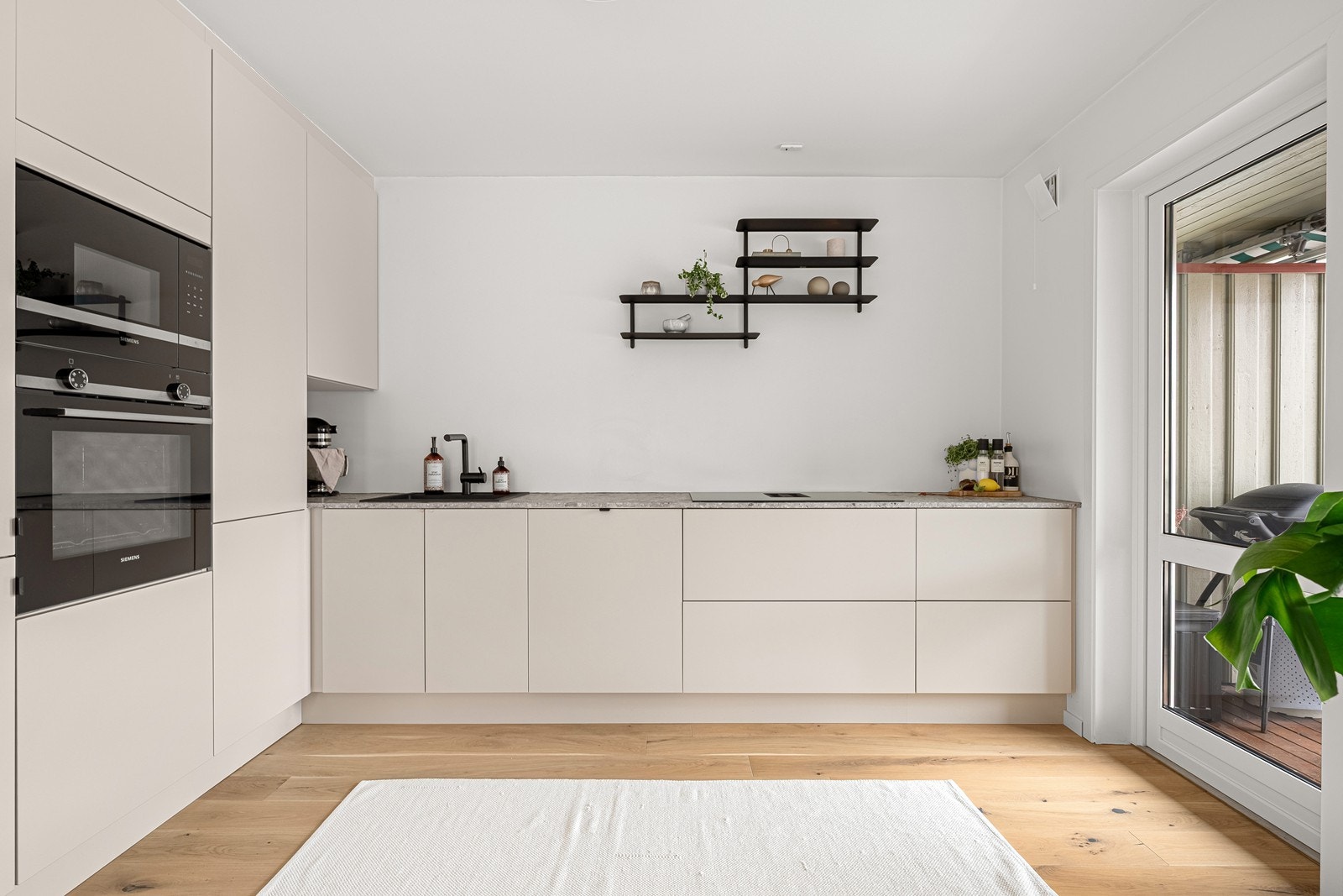 Rikelig med både skapplass og arbeidsflate Galleribilde