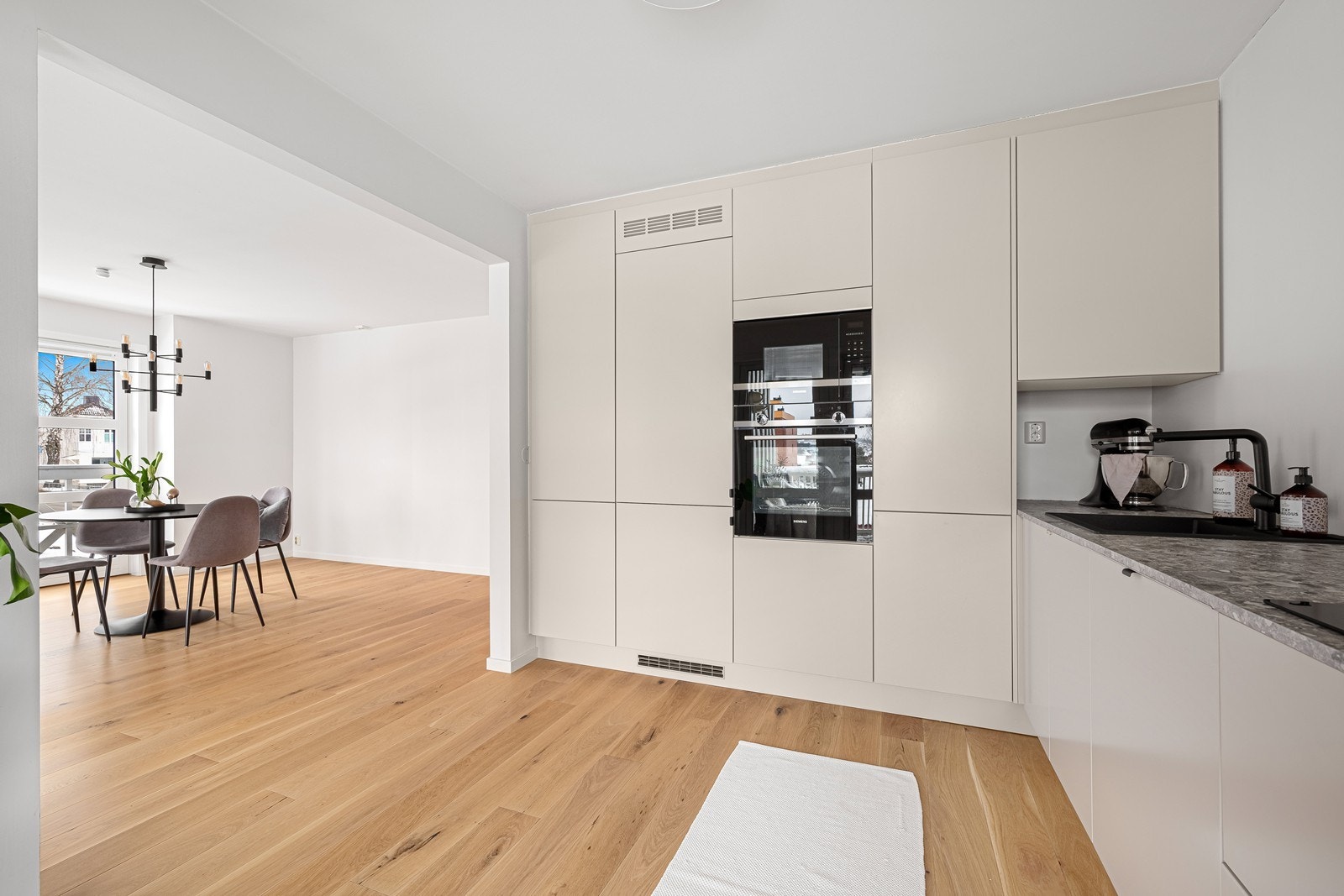 En pen og stilren leilighet med gjennomgående god standard Galleribilde