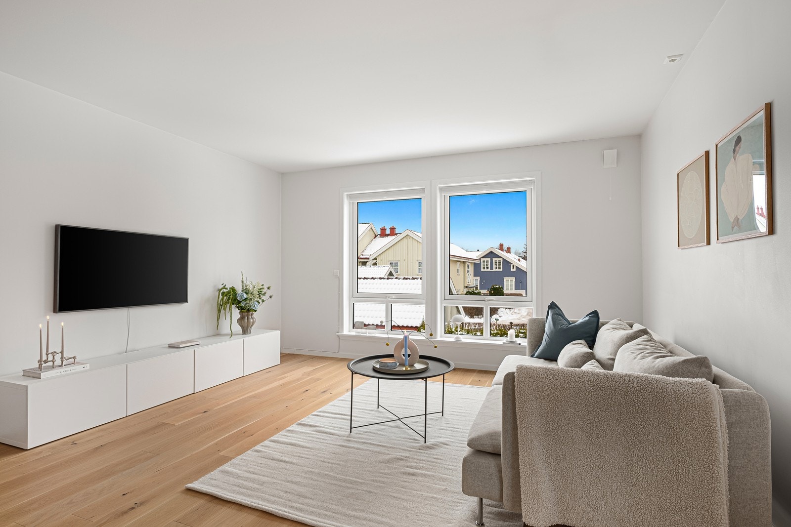 Koselig og luftig stue med store vinduer på begge sider Galleribilde