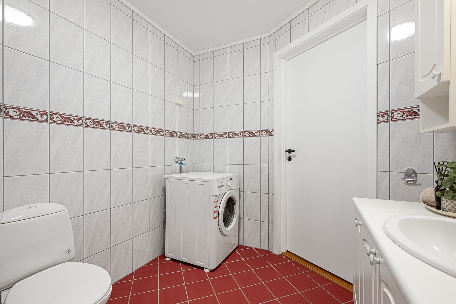 Innredning med skap, laminert benkeplate og nedfelt servant, i tillegg til to vegghengte skap og speil Galleribilde