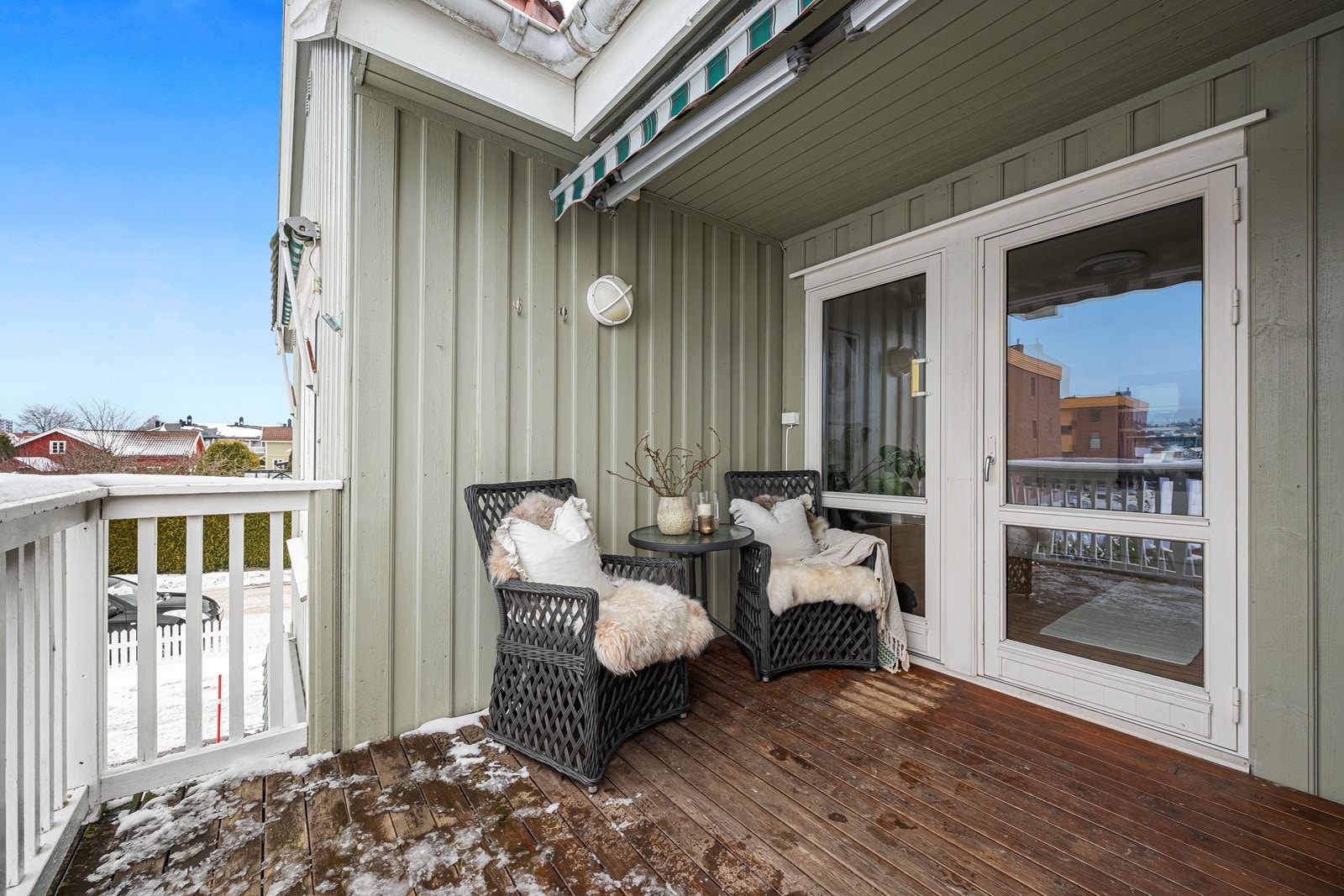 Balkongen er skjermet med markise og oppleves som privat og usjenert Galleribilde