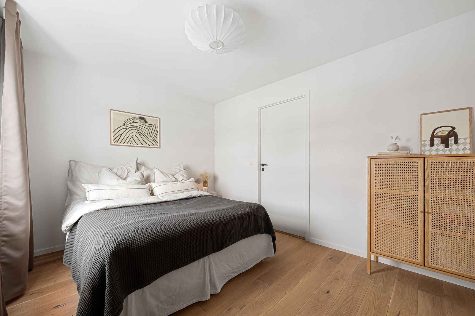 Gjennomgående god standard og pene detaljer i hele boligen Galleribilde