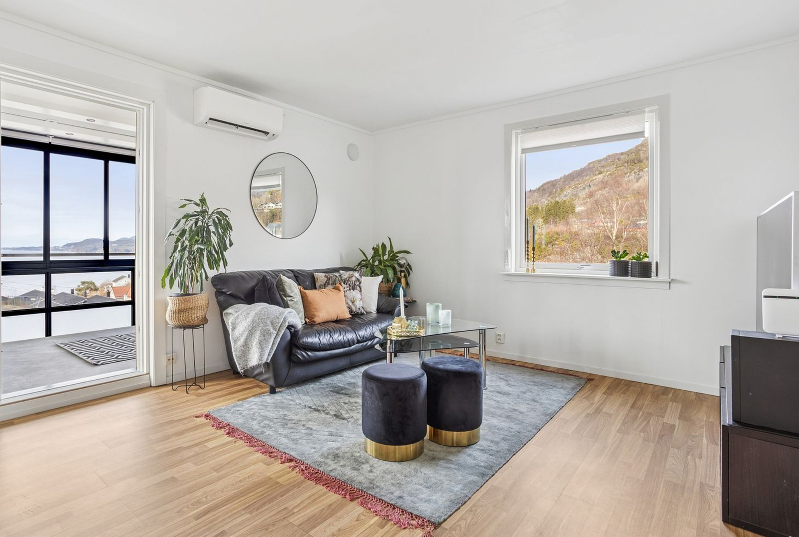 Legg merke til det flotte lysinnslippet og den fine utsikten man får fra stuen - her strømmer dagslyset inn og skaper en luftig og behagelig atmosfære. Galleribilde