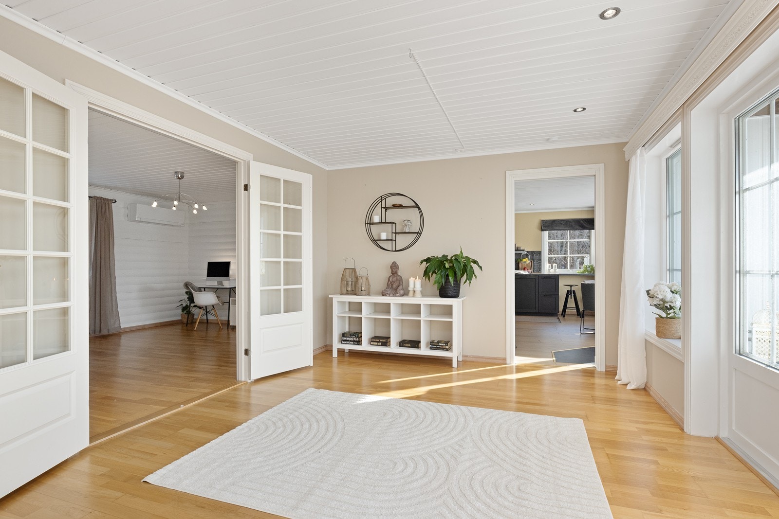 Store rom og flere soner gir en familievennlig bolig med plass til både hverdag og selskap. Galleribilde