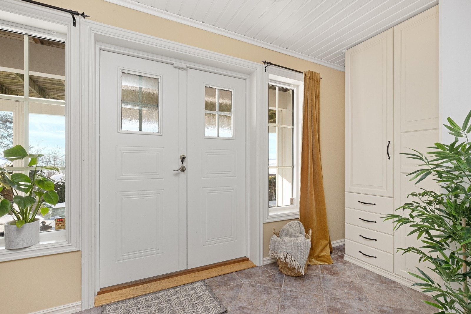 Boligens underetasje har en innbydende entré med flislagt gulv og plass til garderobeløsninger. Galleribilde