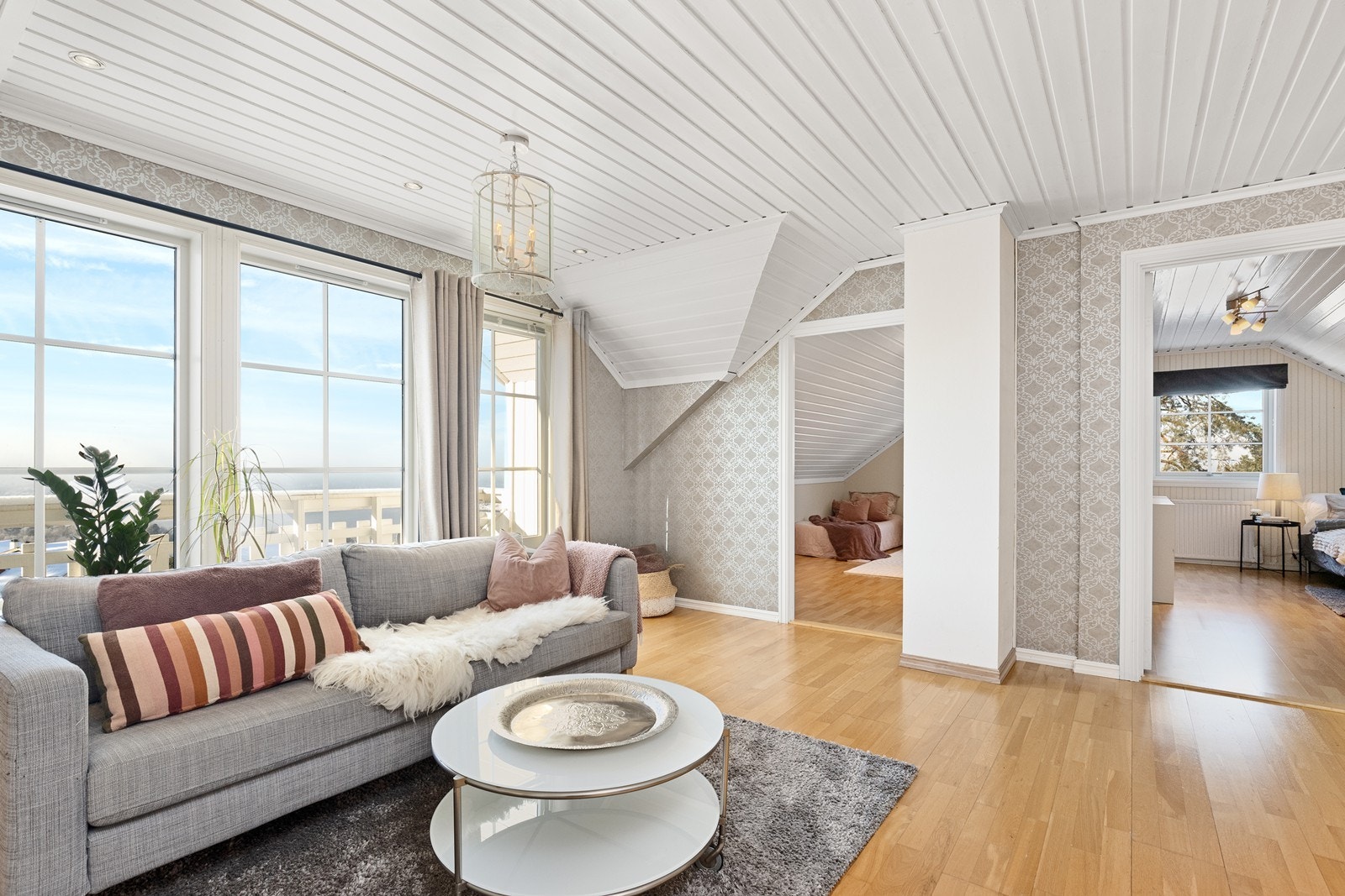 Loftstuen fungerer som et sentralt punkt med adkomst til etasjens tre soverom og bad. Galleribilde