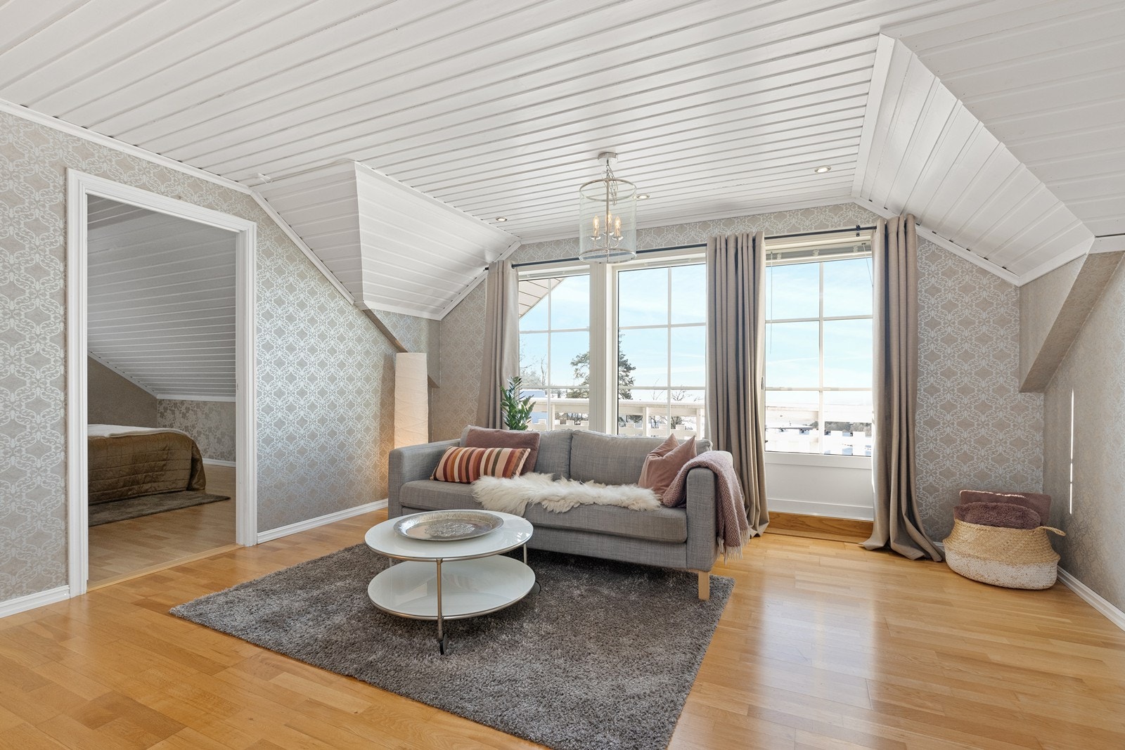 I loftsetasjen finner du en lys loftstue med utgang til en luftebalkong på ca. 7 m². Galleribilde