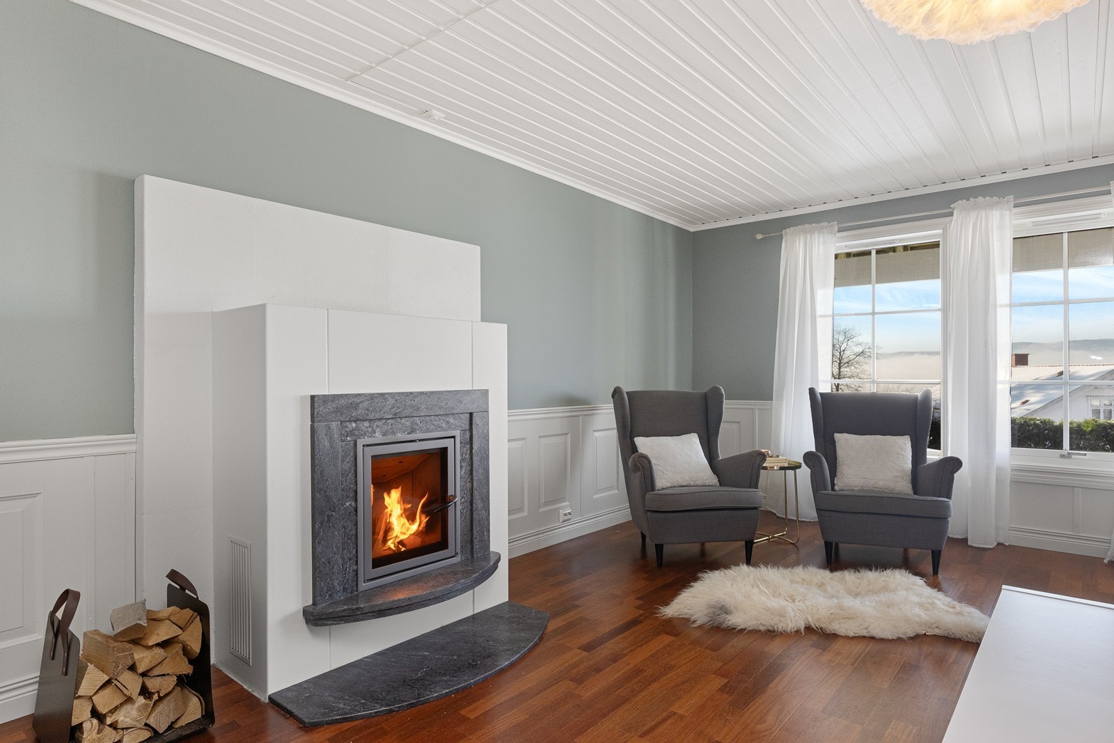 Underetasjen har en innredet rom som soverom med peis med innsats, som gir en hyggelig atmosfære. Galleribilde