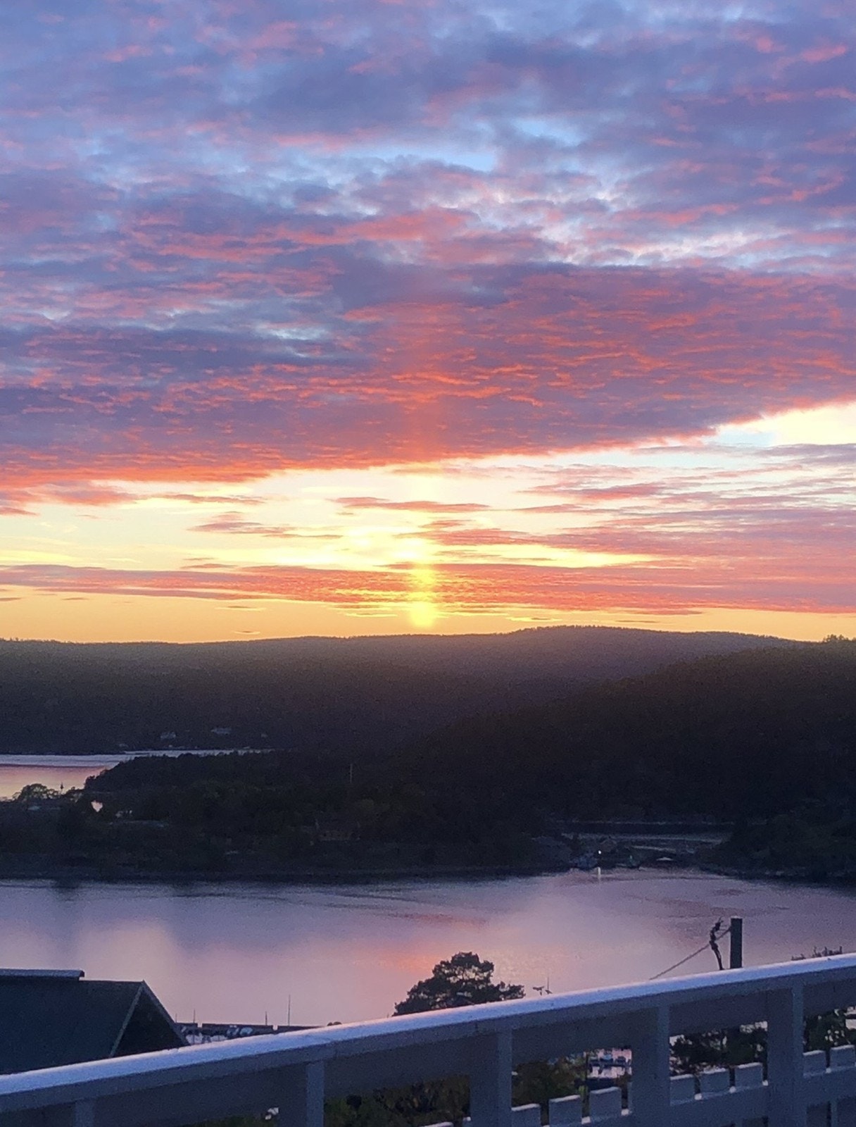 Den sydvestvendte beliggenheten gir flotte solnedganger over fjorden. Galleribilde
