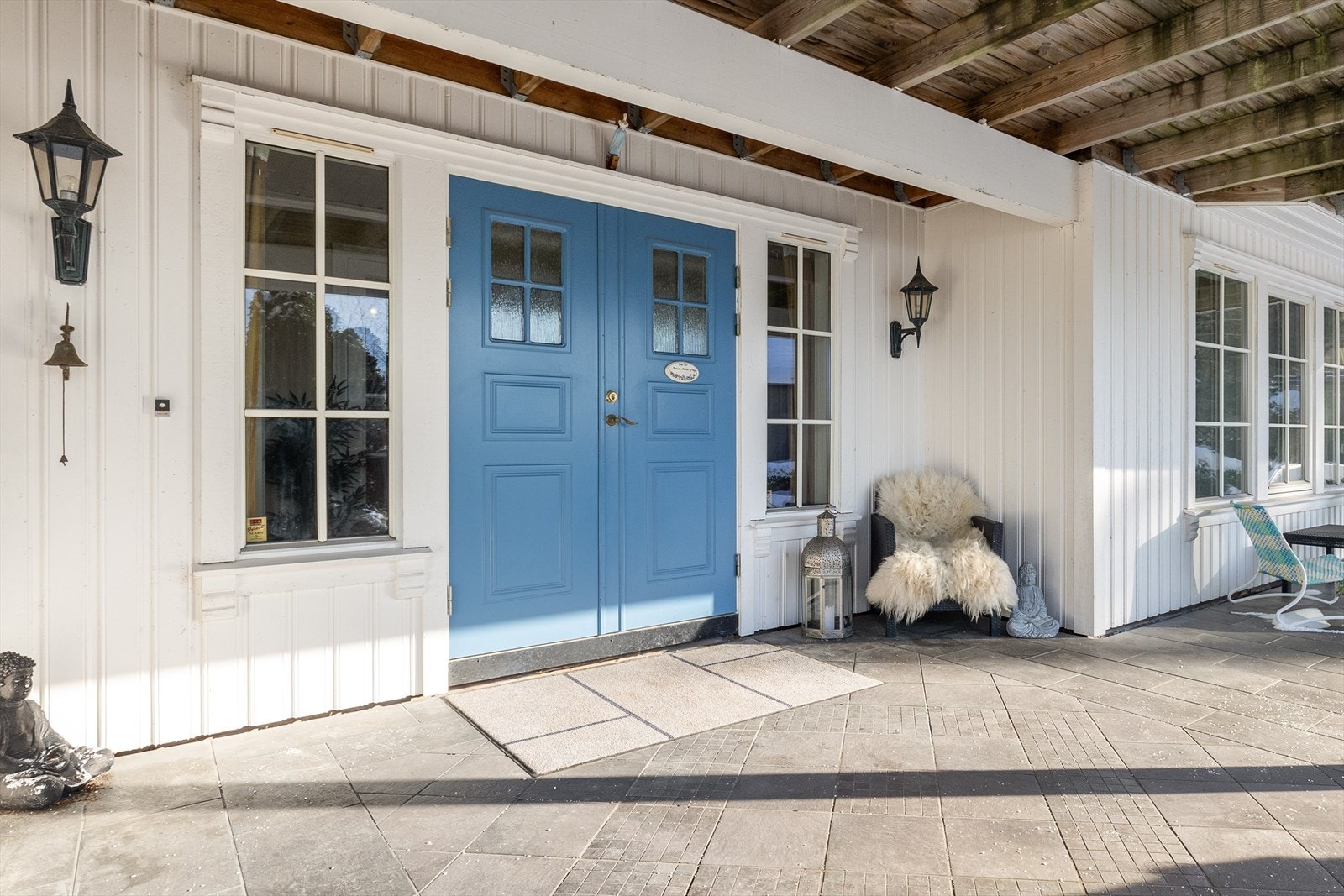 En representativ to-fløyet ytterdør ønsker velkommen inn i boligen. Galleribilde