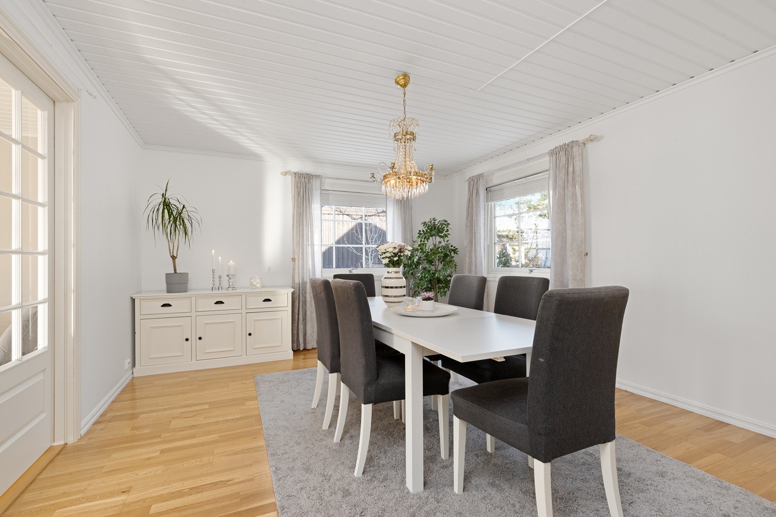 Spisestuen har god plass til langbord og er et naturlig samlingspunkt for sosiale anledninger. Galleribilde