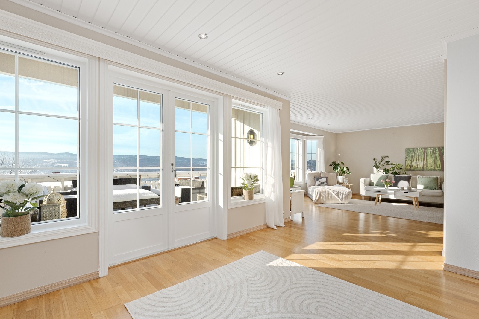 Fra stuen er det direkte utgang til en sydvestvendt treterrasse på ca. 45 m². Galleribilde