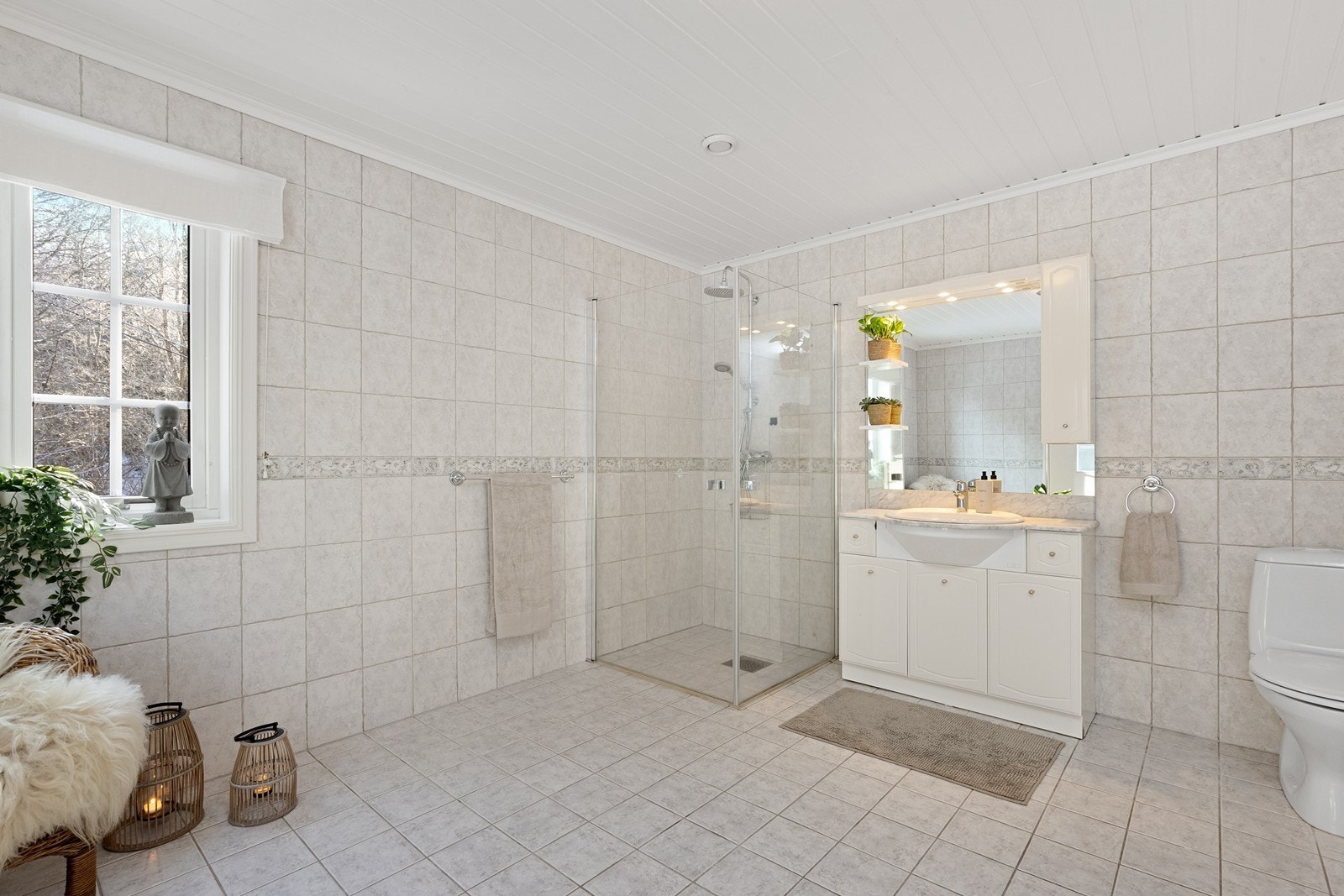 Badet i første etasje er lyst og romslig, med dusjhjørne og baderomsinnredning med servant. Galleribilde