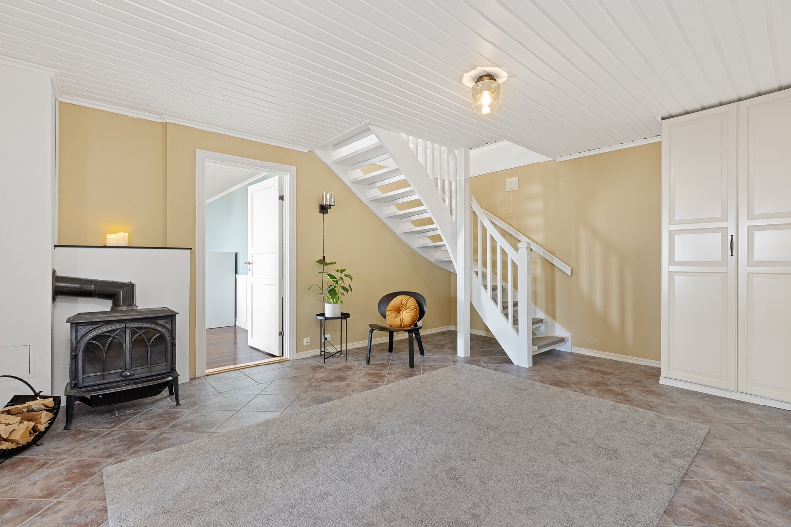 Hallen i underetasjen har en lun vedovn og gulvvarme for ekstra komfort. Galleribilde