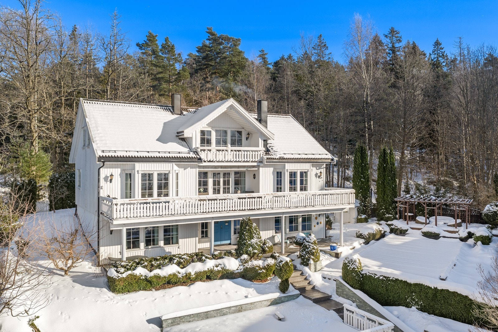 Eiendomsmegler Gry Grønnern Ekeberg presenterer Vannverksveien 27 i Drøbak. Eiendommen har en frittliggende dobbeltgarasje med flislagt takterrasse på ca. 40 m². Galleribilde