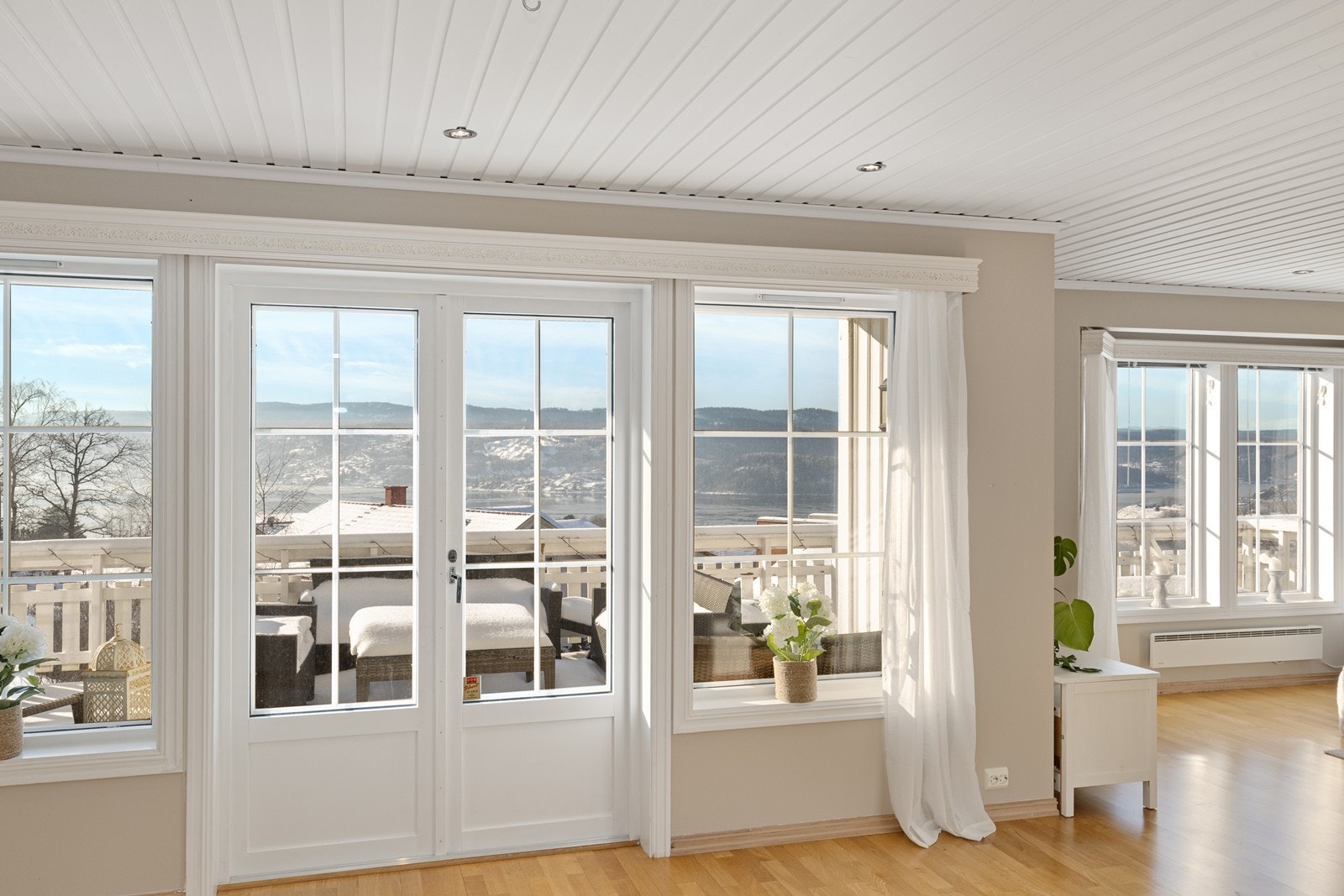 Den to-fløyede terrassedøren åpner opp mot en av boligens mange solrike uteplasser. Galleribilde