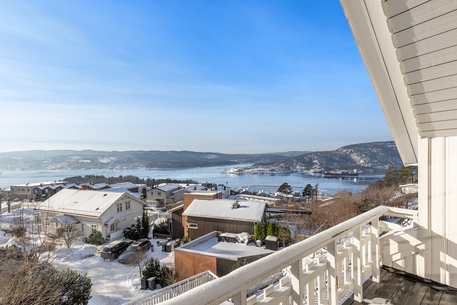 Fra balkongen i loftsetasjen har man en flott utsikt over nærområdet og fjorden. Galleribilde