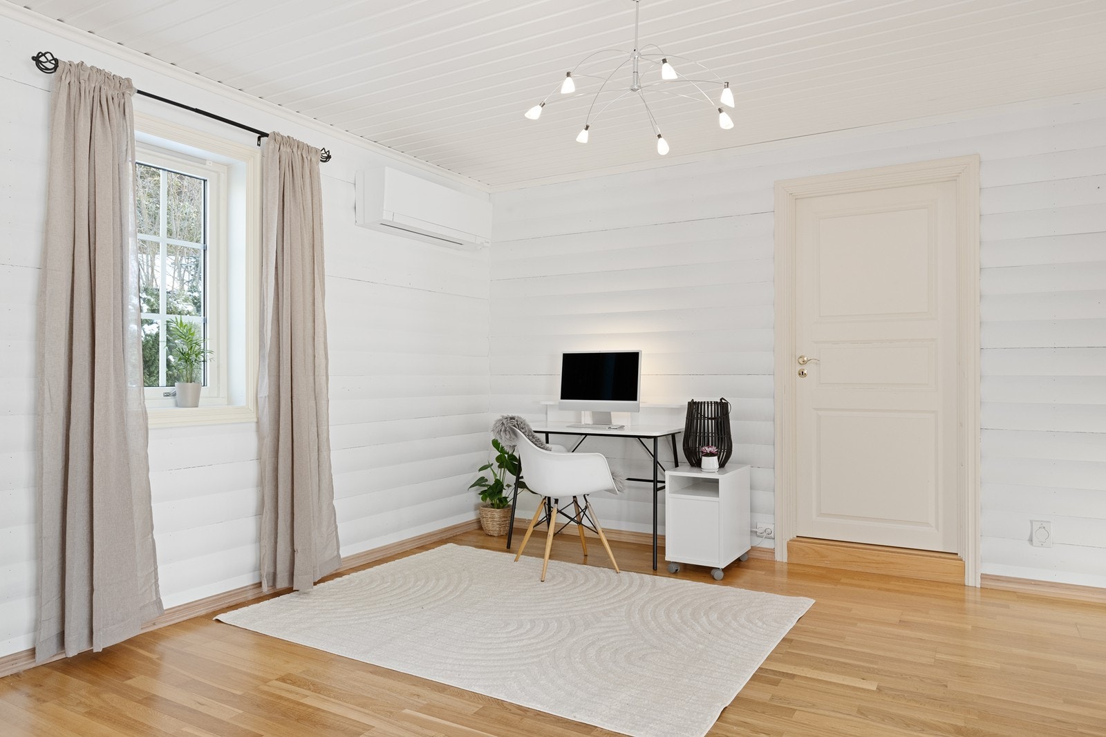 Et av rommene i første etasje, ideelt som kontor eller en ekstra stue. Galleribilde