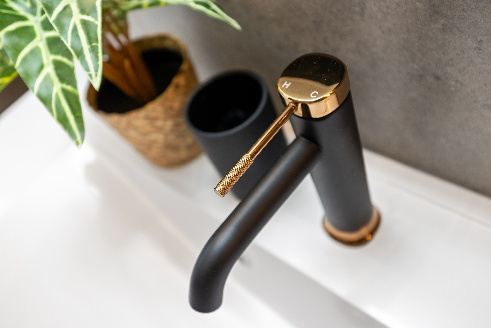 Elegante detaljer på badet, som ble utført av sertifiserte fagfolk. Galleribilde