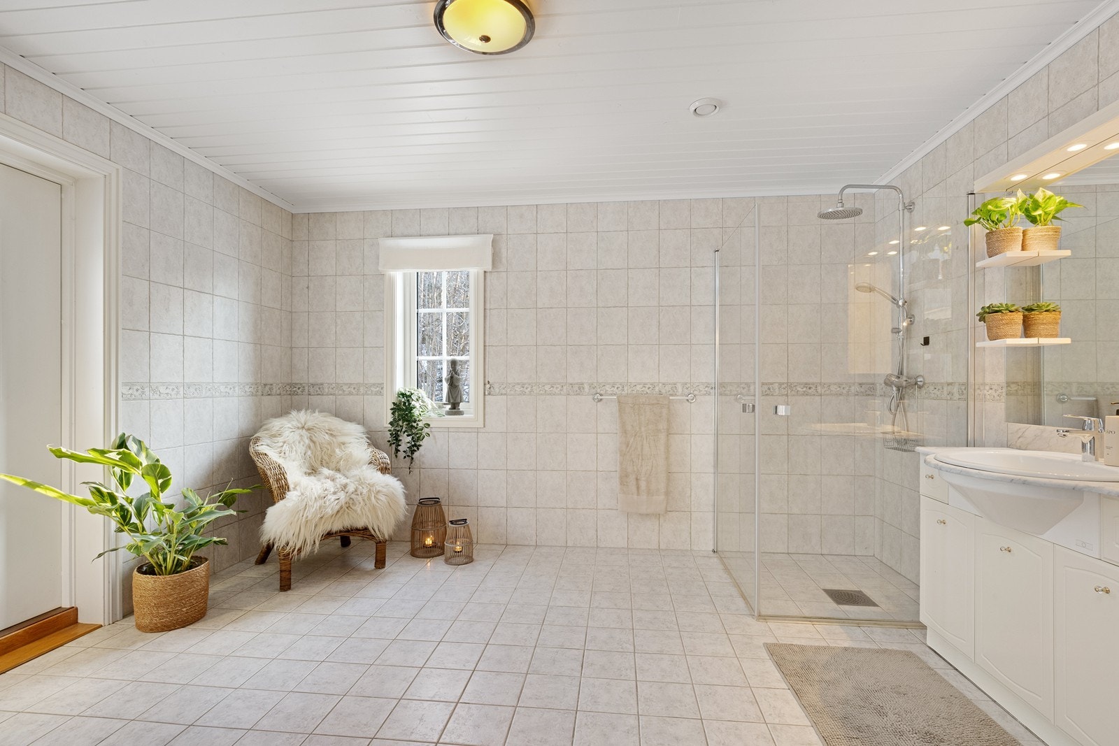 Dette badet har også egen utgang til hagen, noe som er praktisk på sommerdager. Galleribilde