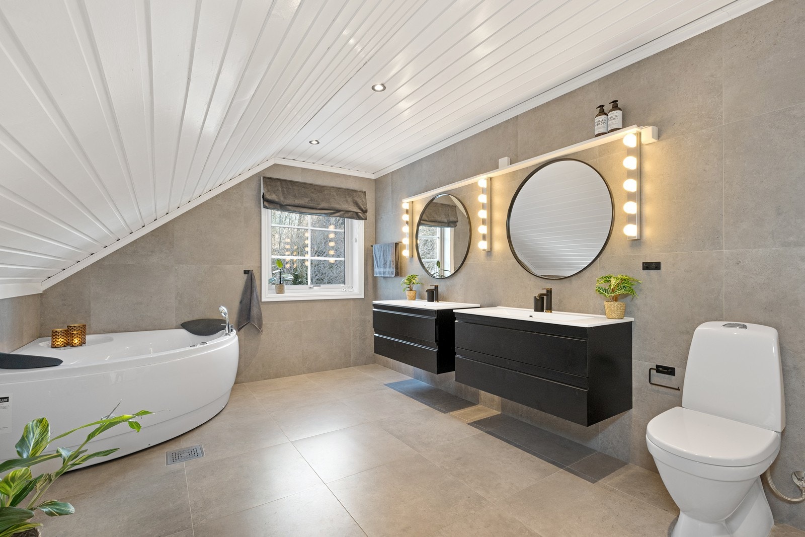 Badet i loftsetasjen ble totalrenovert i 2021 og har dobbel servant og hjørnebadekar. Galleribilde