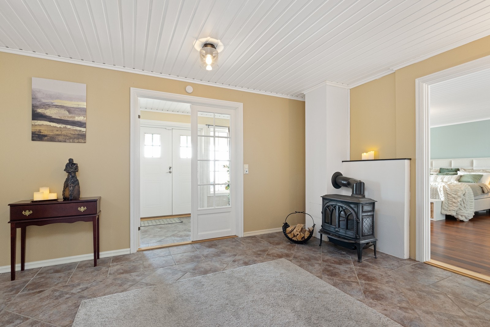 Mellom hallen og entreen er det lekre fløydører. Galleribilde