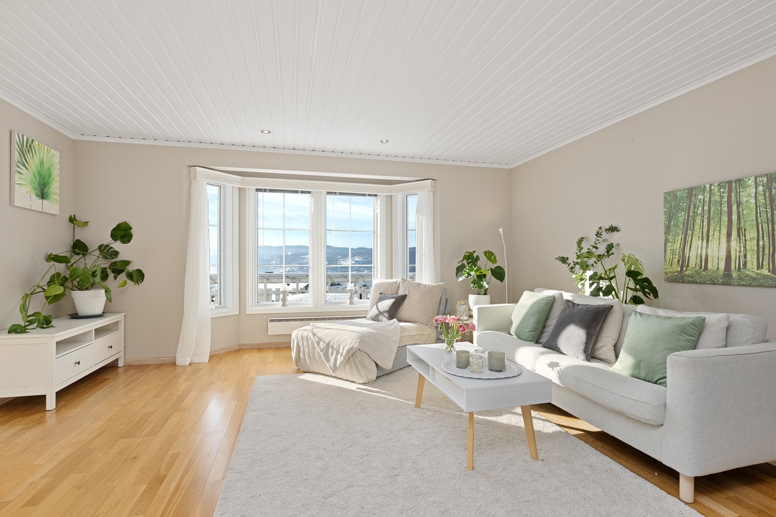 Stuen i første etasje har store vindusflater som gir gode lysforhold og utsikt. Galleribilde