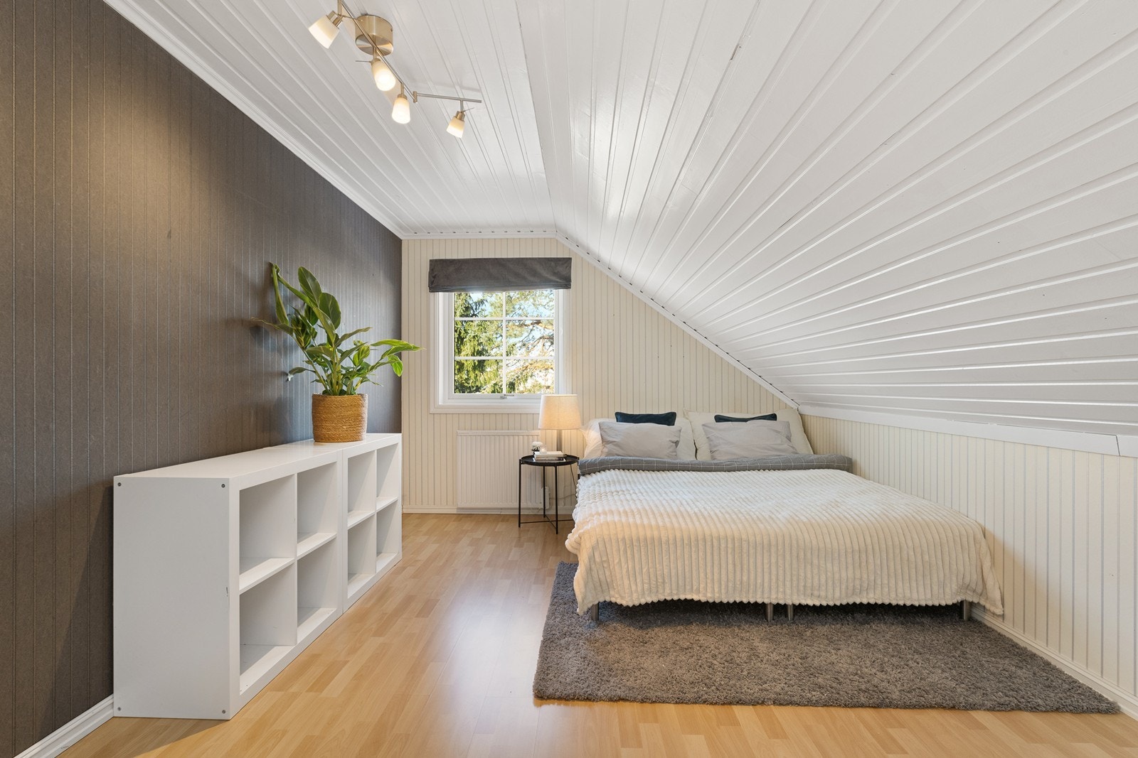 Soverommene har god plass og er adskilt fra de sosiale sonene i første etasje. Galleribilde