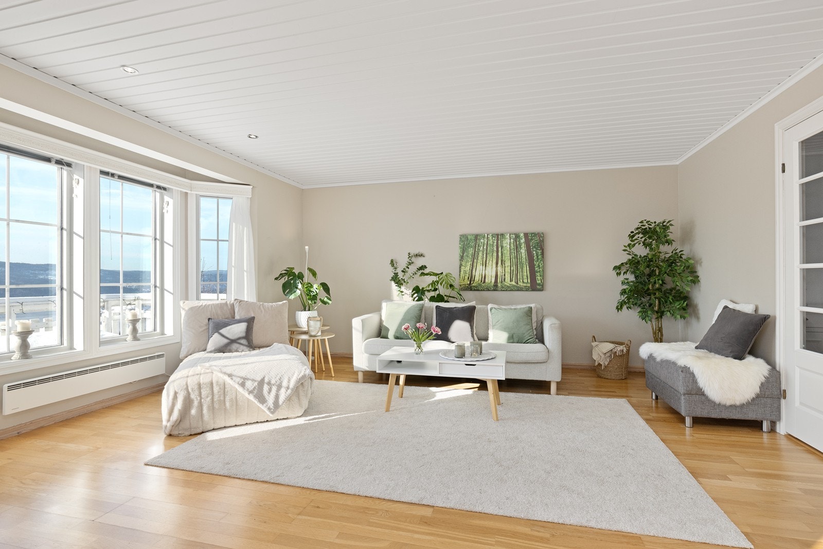 Boligen har fire stuer som gir rikelig med plass og fleksible møbleringsmuligheter. Galleribilde