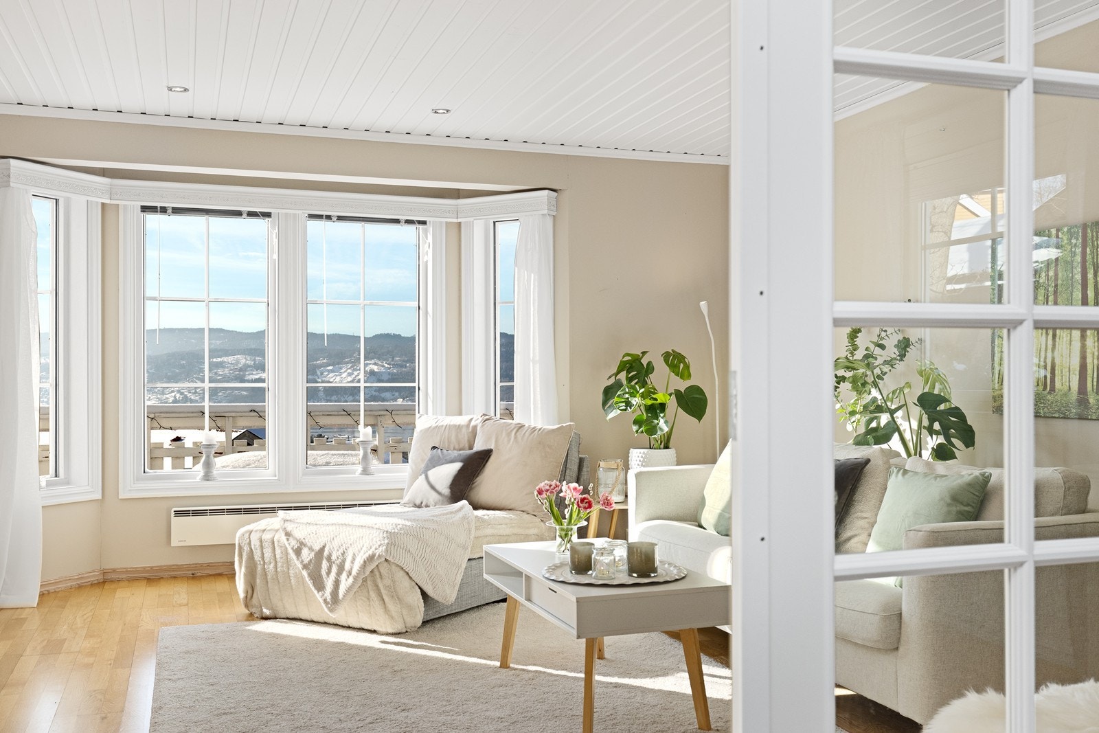 Gjennomgående 3-stavs eikeparkett på gulv og malte panelvegger i flere av oppholdsrommene. Galleribilde