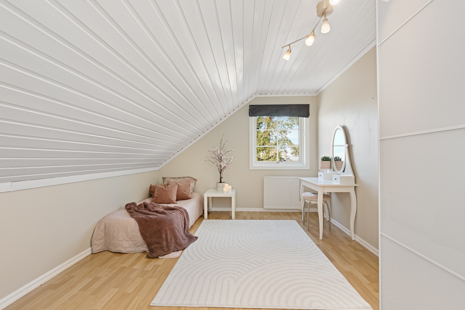 De skrå takflatene gir soverommene en hyggelig og lun karakter. Galleribilde
