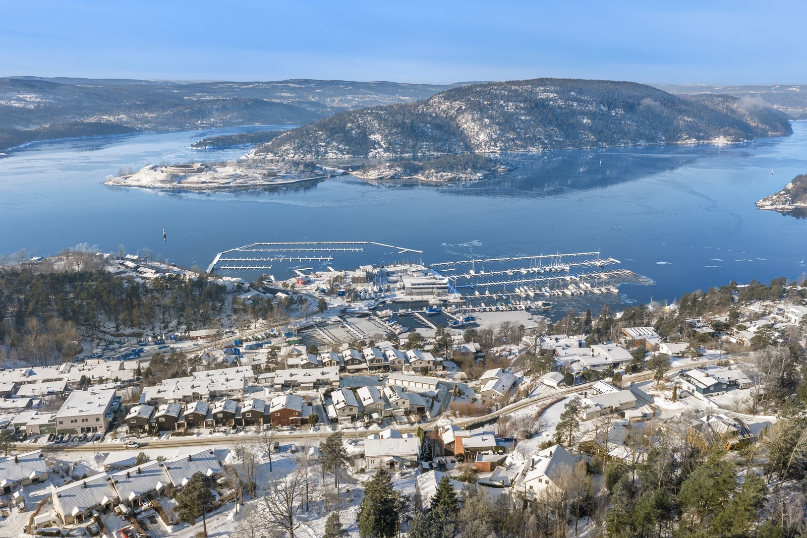 I nærområdet ligger Vindfangerbukta med marina og et aktivt båt- og sjøliv. Galleribilde