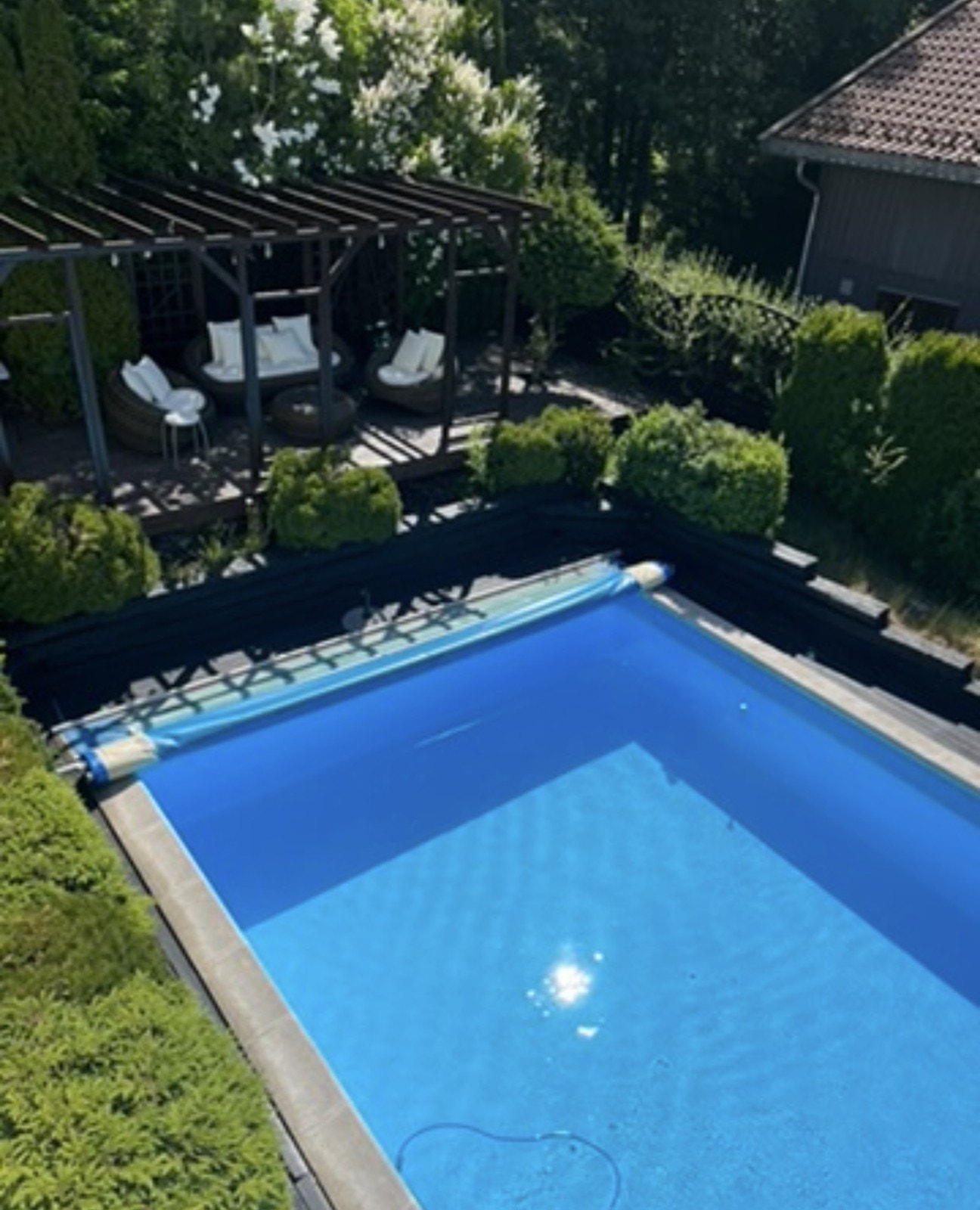 Et innbydende bassengområde med terrasse og pergola, perfekt for sosiale sammenkomster. Galleribilde