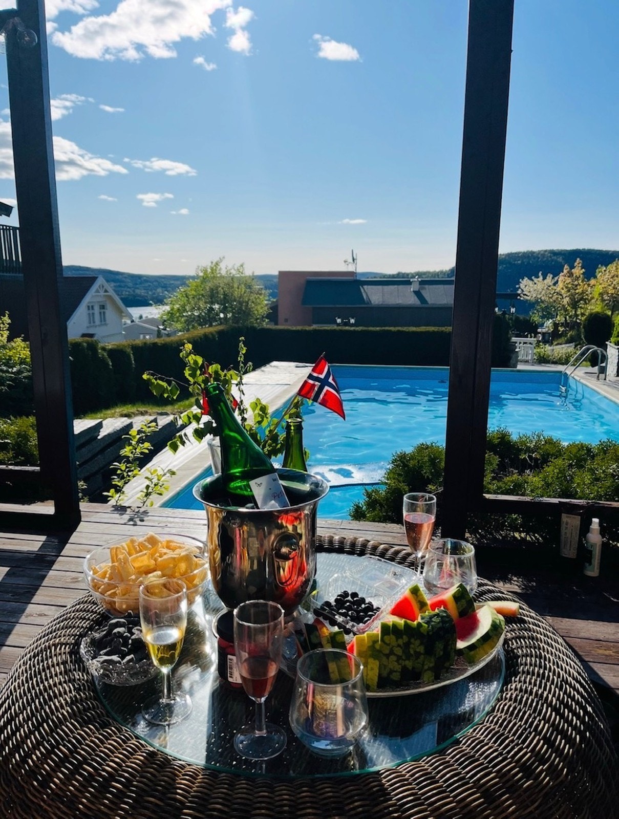 De solrike uteplassene gir rikelig med muligheter for å nyte sommerdagene utendørs. Galleribilde