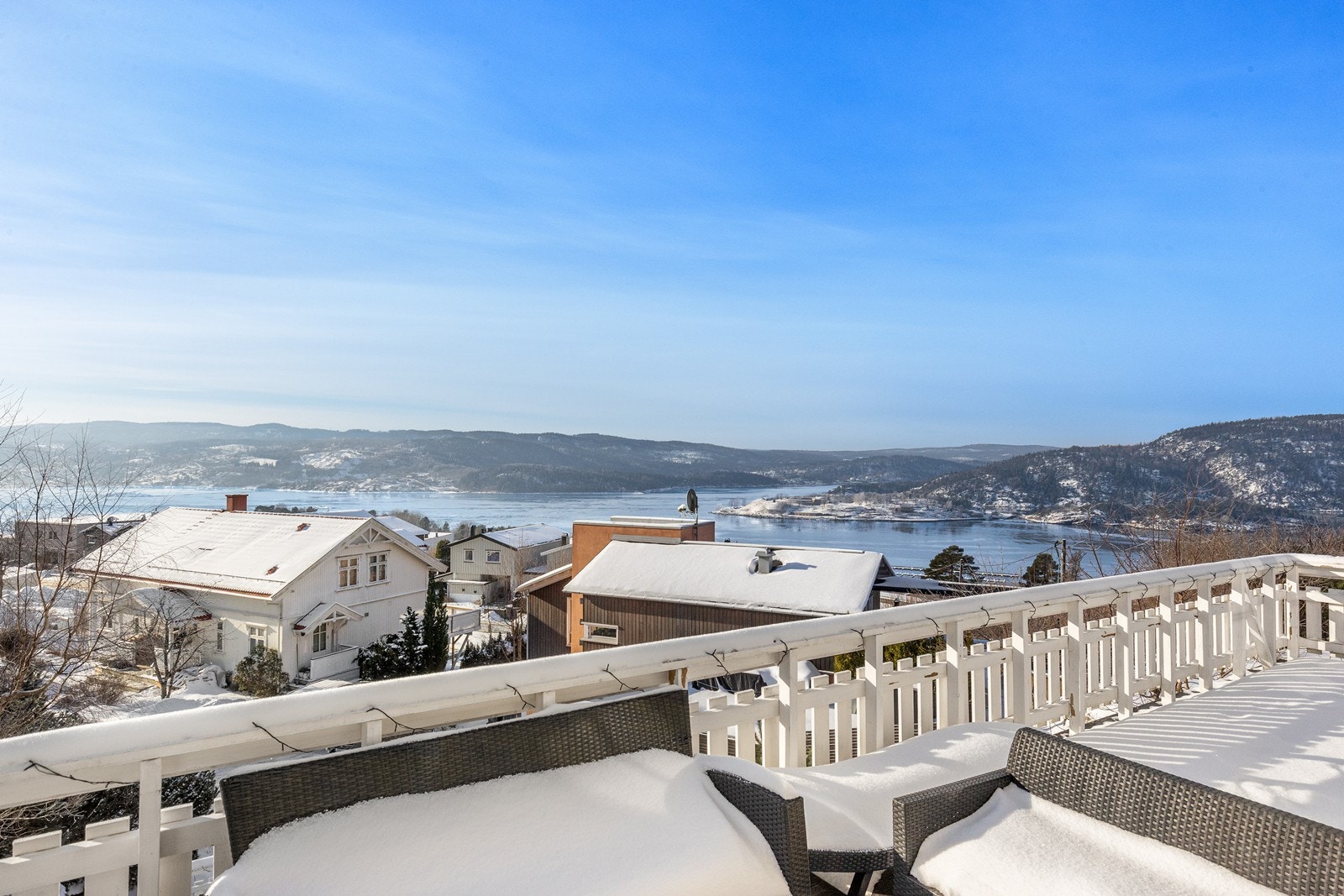 Eiendommen ligger høyt og sydvestvendt til ved markagrensen og med flott fjordutsikt. Galleribilde