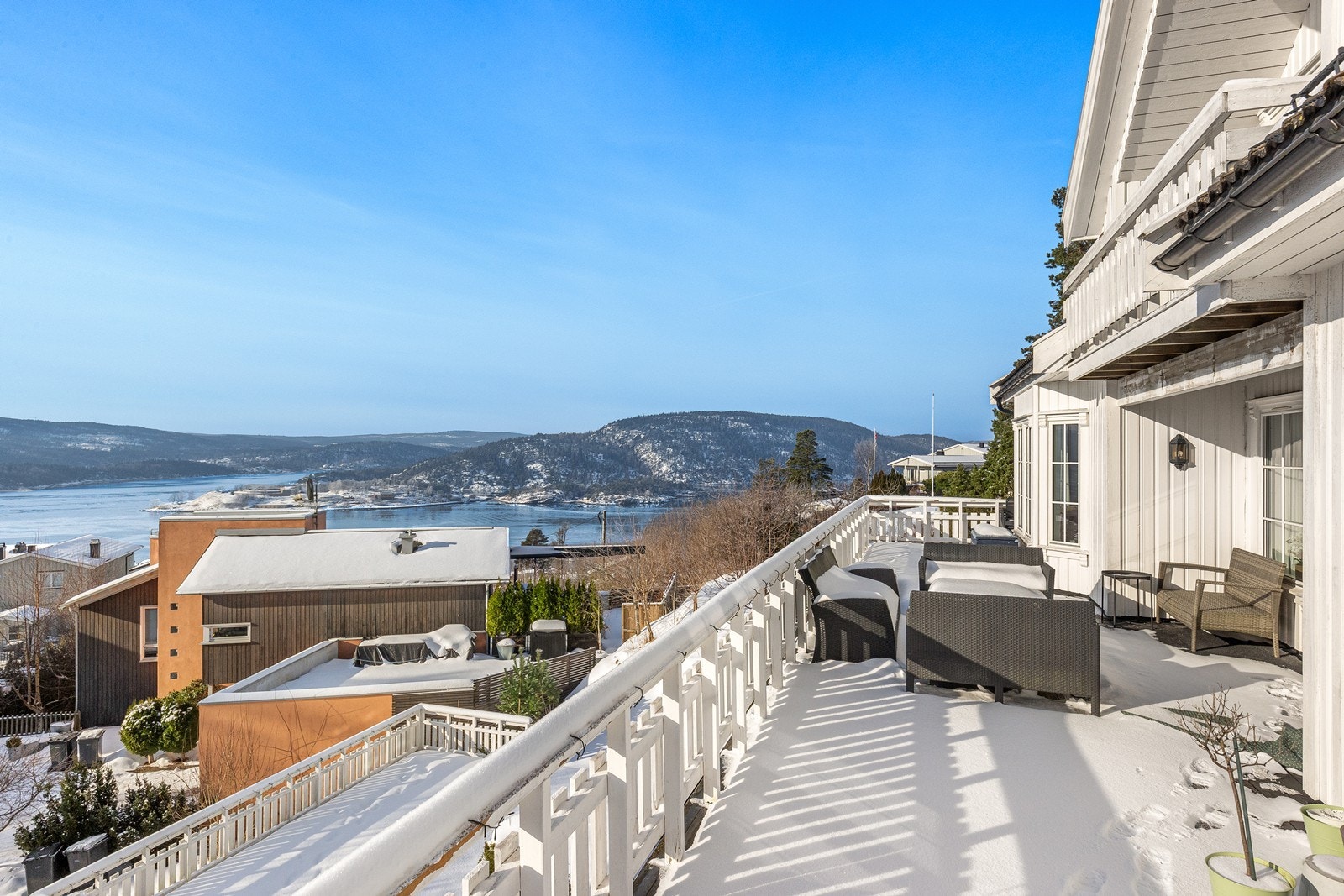 Fra terrassen kan man nyte en vidstrakt utsikt over fjorden og nærområdet. Galleribilde