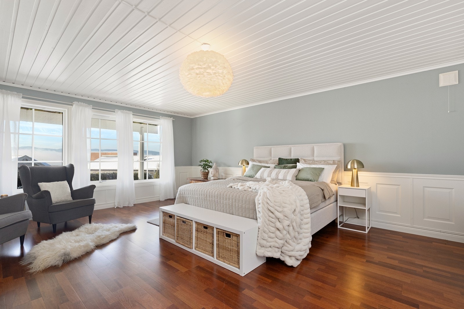 Et av de fleksible rommene i underetasjen, her innredet som en soverom med utsikt mot hagen. Galleribilde