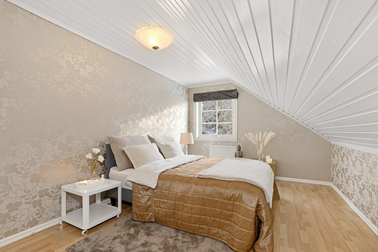 Loftsetasjen rommer tre gode soverom, alle med 3-stavs eikeparkett på gulv. Galleribilde