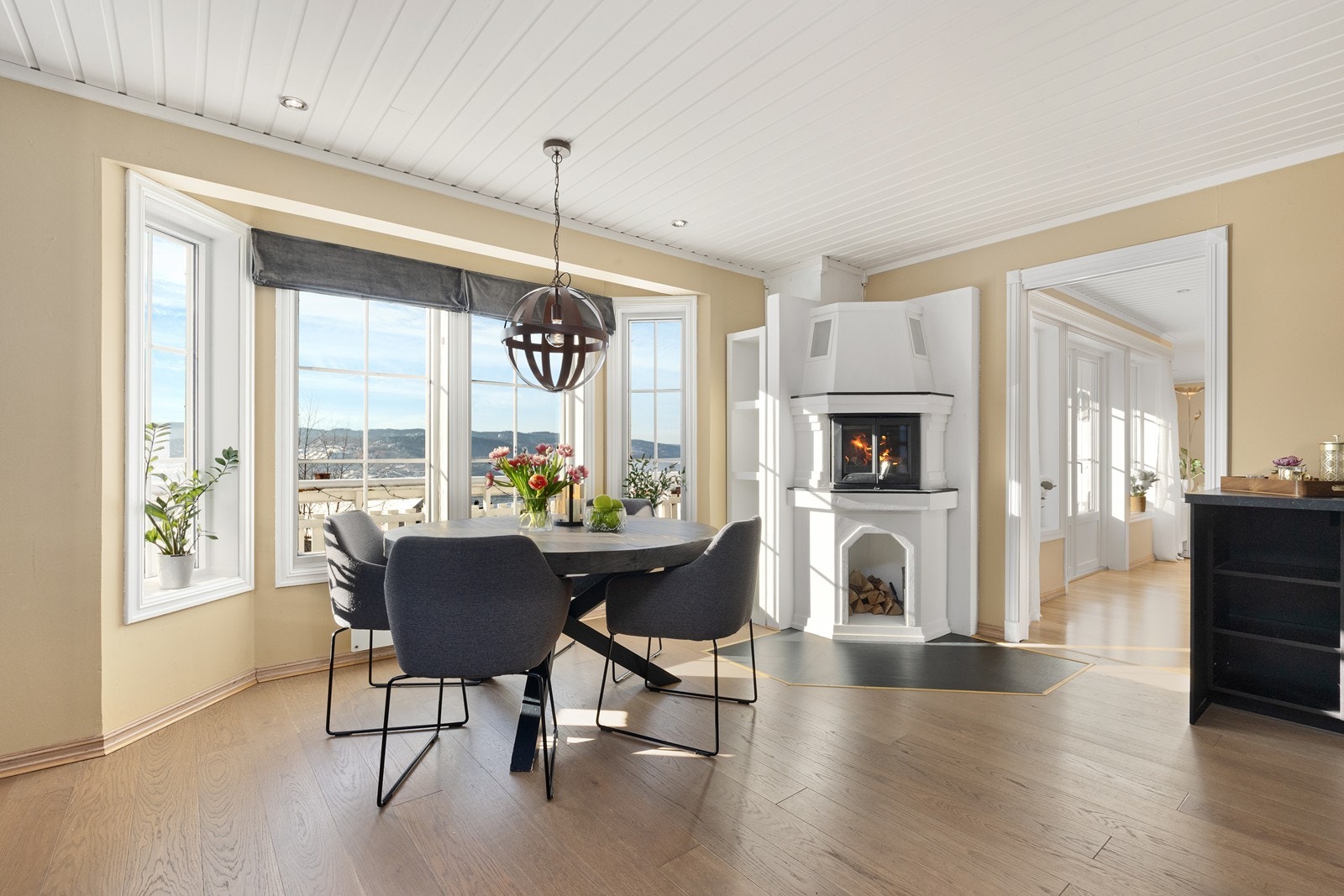 Det romslige spisekjøkkenet har både peis med innsats og nydelig sjøutsikt. Galleribilde