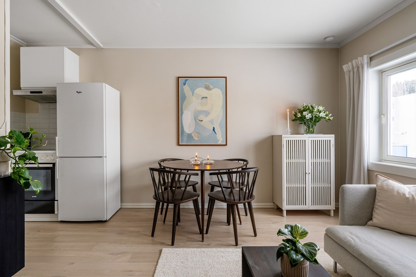 Veggene er malt i lyse fargetoner som harmonerer fint med gulvet. Galleribilde