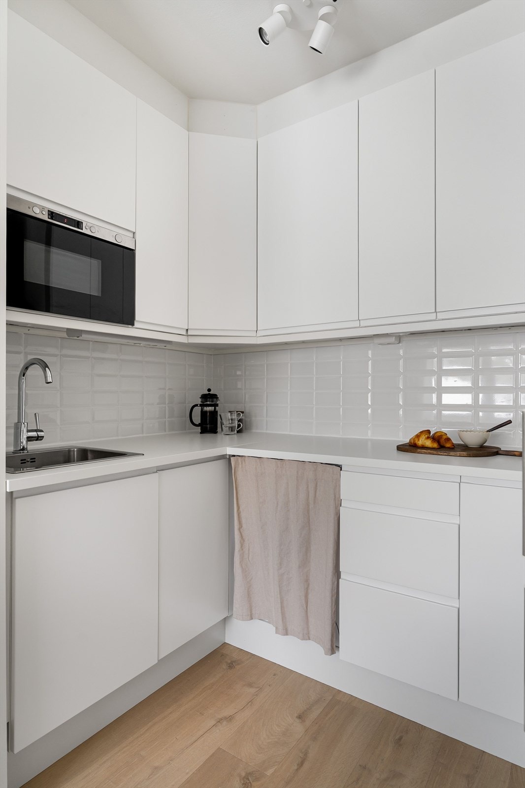 Kjøkkenet er utstyrt med komfyr med platetopper, vaskemaskin og mikrobølgeovn. Galleribilde