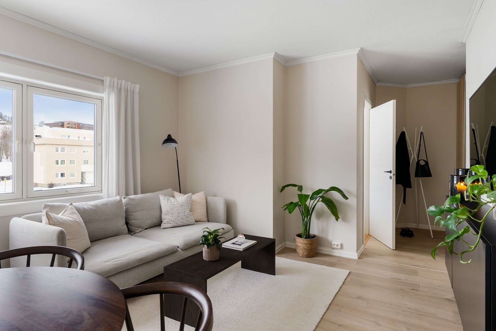 Veggene er malt i lyse fargetoner som harmonerer fint med gulvet. Galleribilde