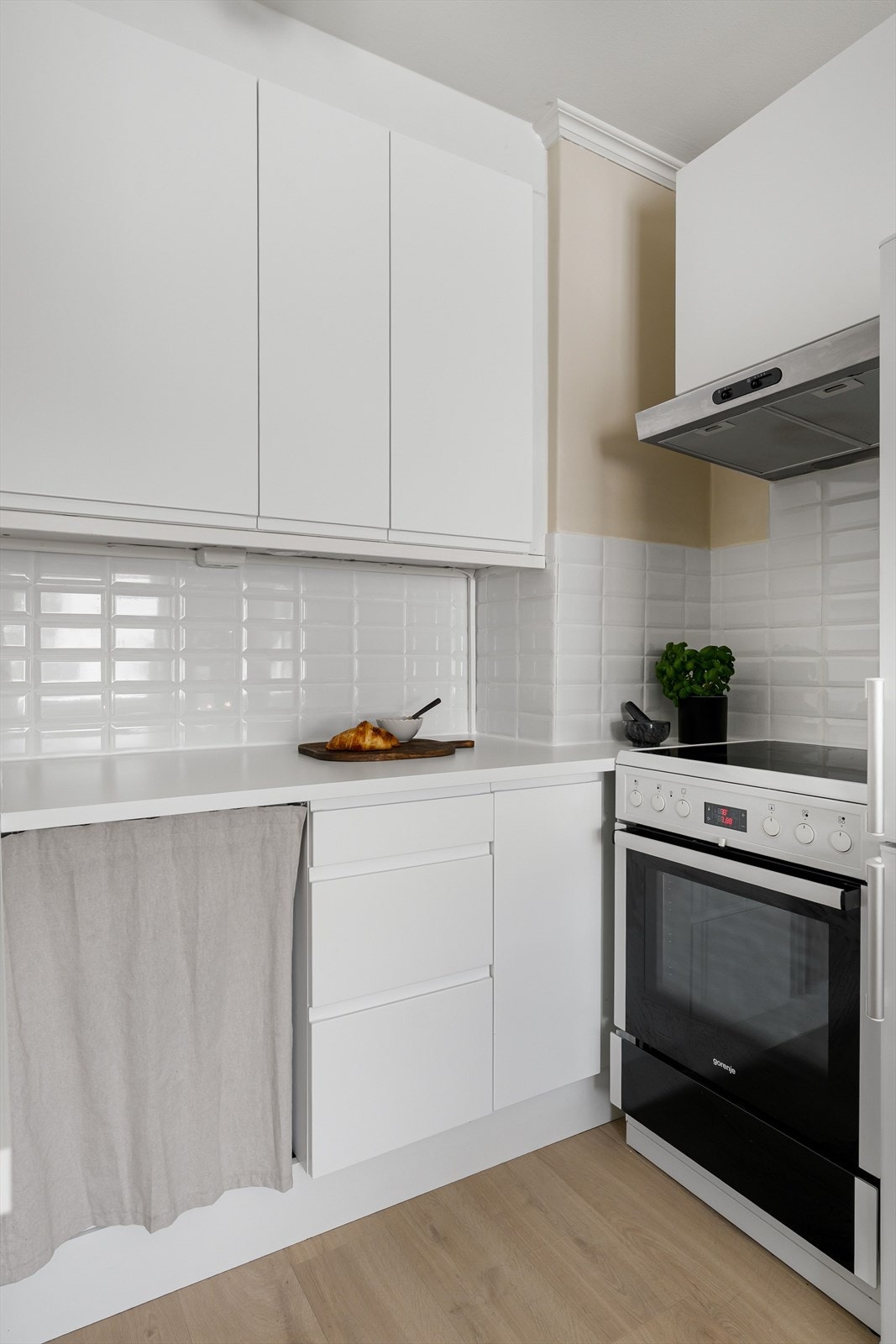 Innredningen gir godt med oppbevaringsplass i over- og underskap, samt gode arbeidsforhold på benkeplaten. Galleribilde