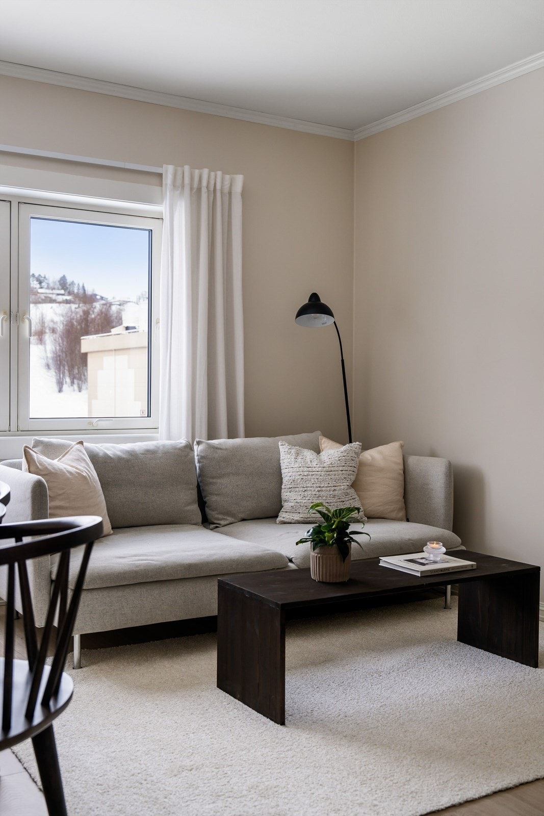 Den store vindusflaten tilføyer rikelig med naturlig innlys som skaper en innbydende atmosfære til rommet. Galleribilde