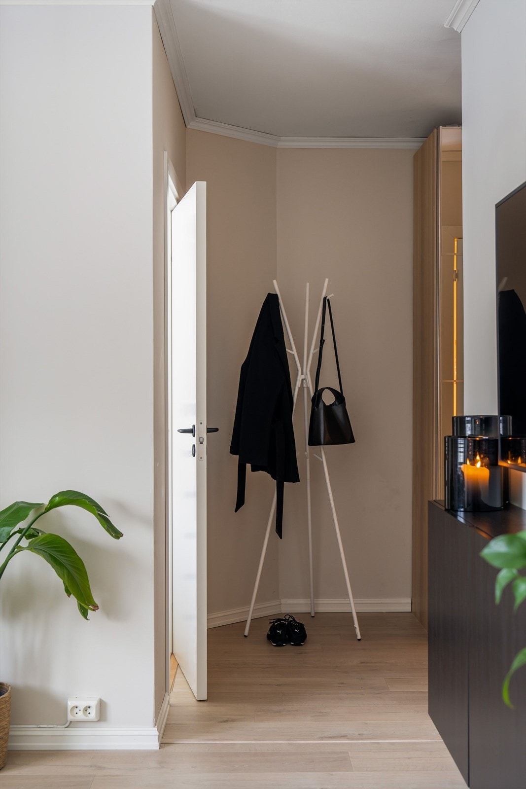 Her er det god oppbevaringsplass i plassbygd garderobeskap med speilfronter, samt oppheng for ytterbekledning. Galleribilde